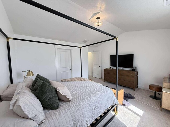Foto del edificio - Spacious 4-Bedroom Home for Rent – Prime L...