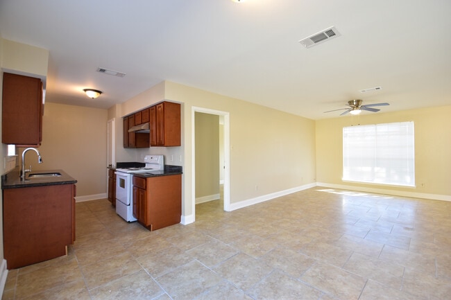 Building Photo - 1849 Cinclair Loop