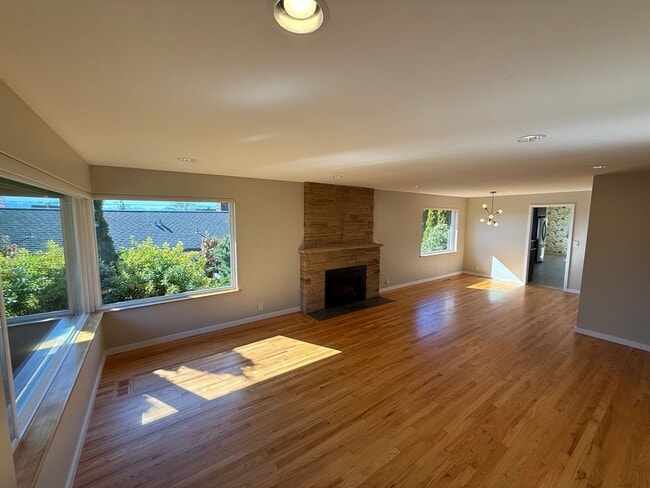 Building Photo - Stunning 4 Bed 4 Bath Home Steps from Golden Gardens in Ballard with MIL Suite