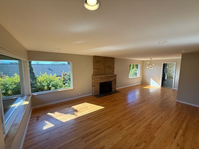 Foto del edificio - Stunning 4 Bed 4 Bath Home Steps from Golden Gardens in Ballard with MIL Suite