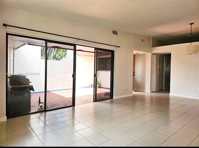 Foto del edificio - 19020 NW 65th Ct