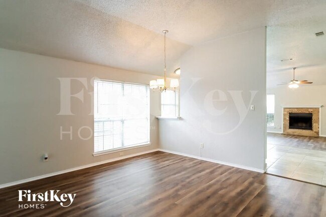 Foto del edificio - 1129 Rosewood Ln