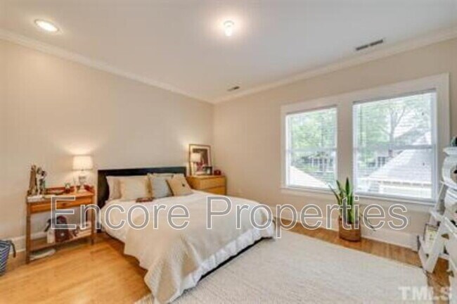 Foto del edificio - 1002 Monmouth Ave