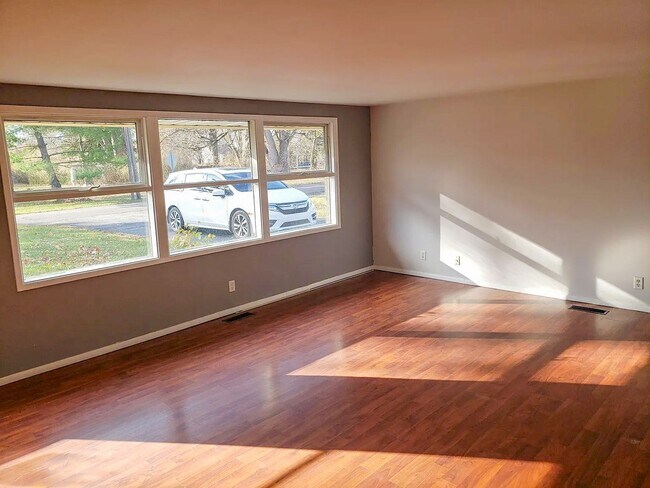 Building Photo - Enclosed Porch