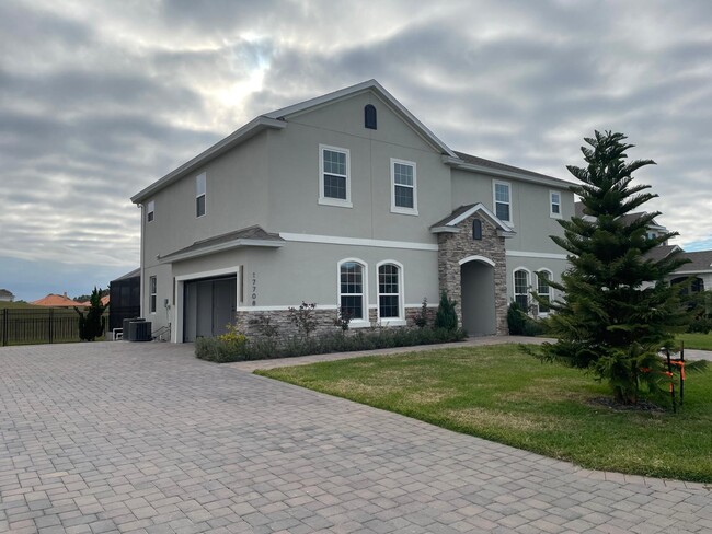 Garage entrance. 2 inside up to 6 parking driveway - 17708 Sawgrass Run