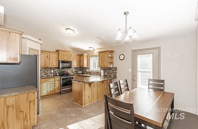 Building Photo - 2221 Frontier Dr