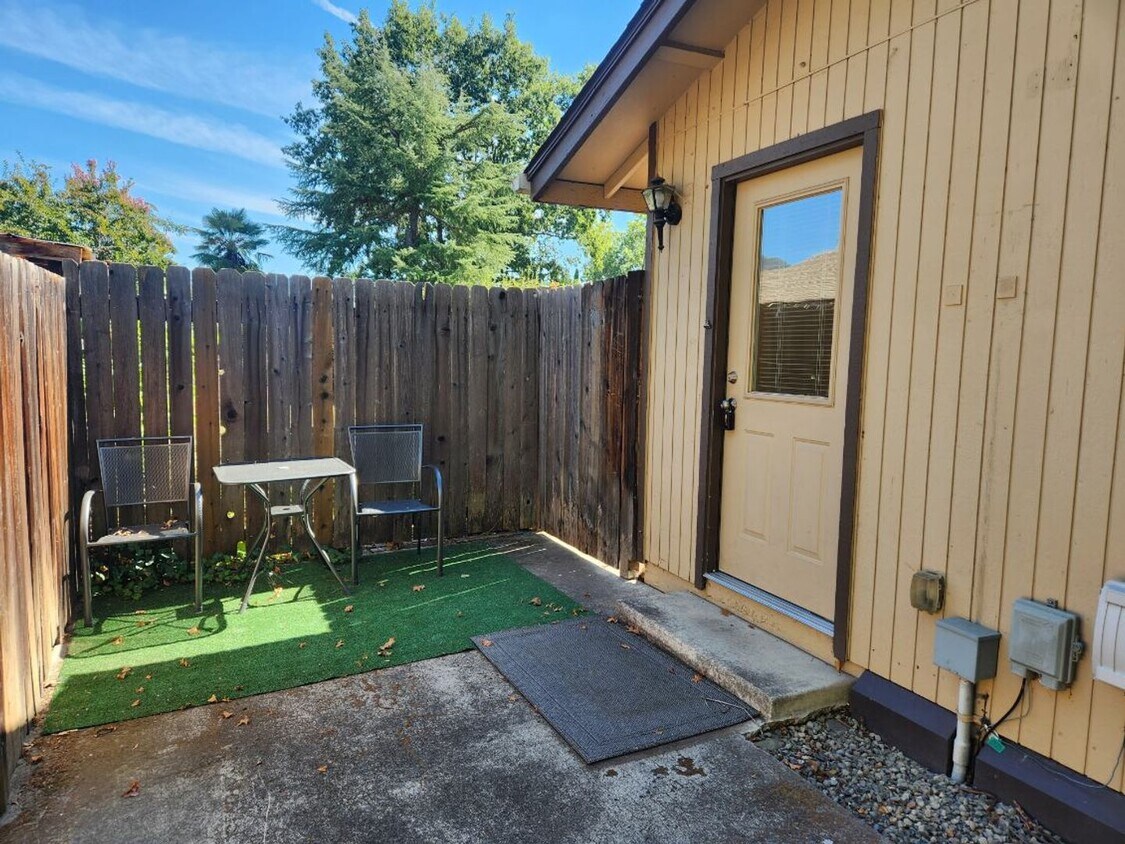 Foto principal - One bed/One bath cottage in East Medford | Available Now
