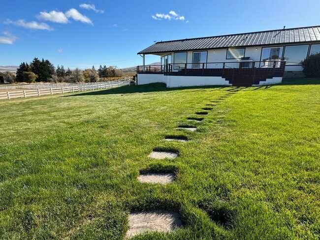 Building Photo - Modern Ranch with Views
