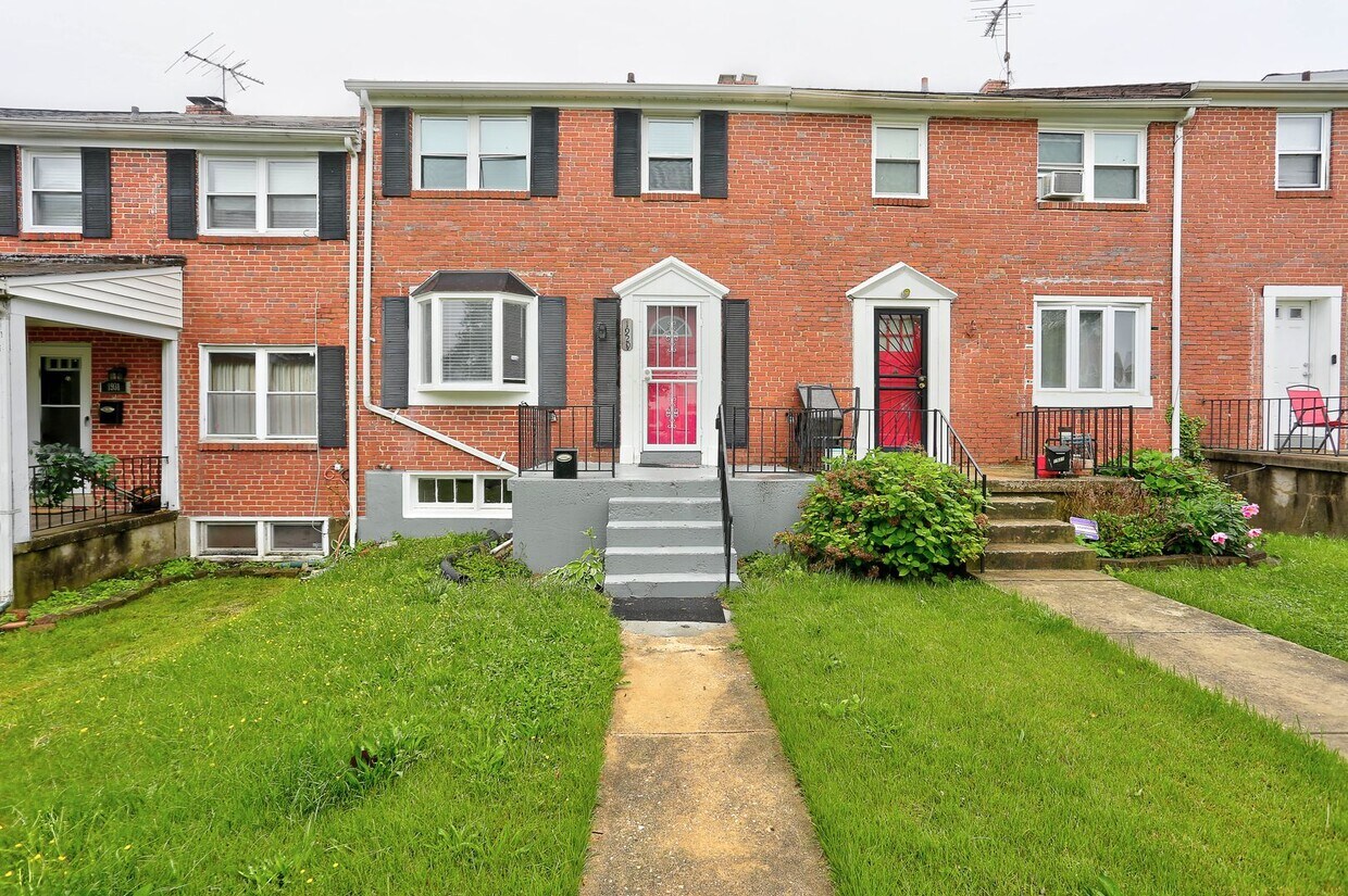 Primary Photo - 3-Bedroom 2-Bath Row Home Minutes from Mor...