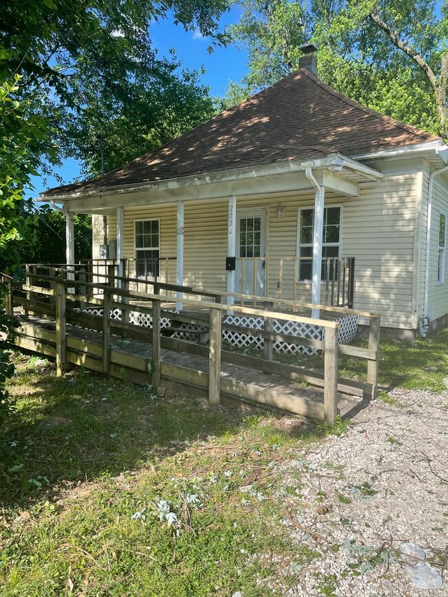 Building Photo - 2 Bed 1 Bathroom House