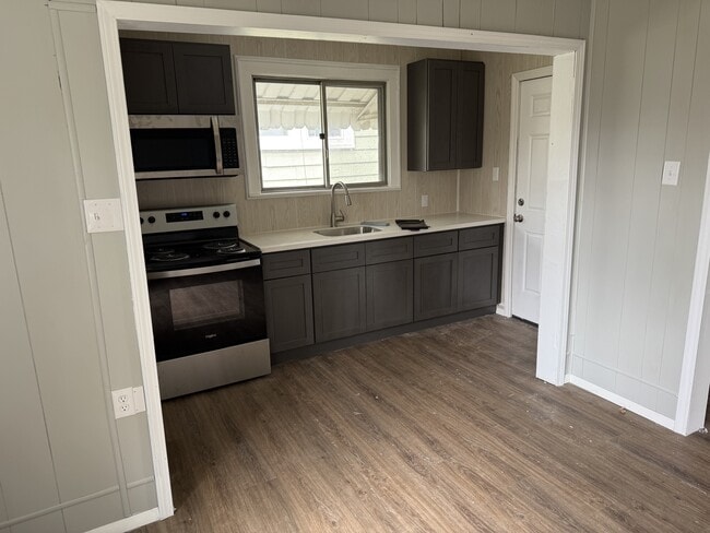 Building Photo - 104 Ball St