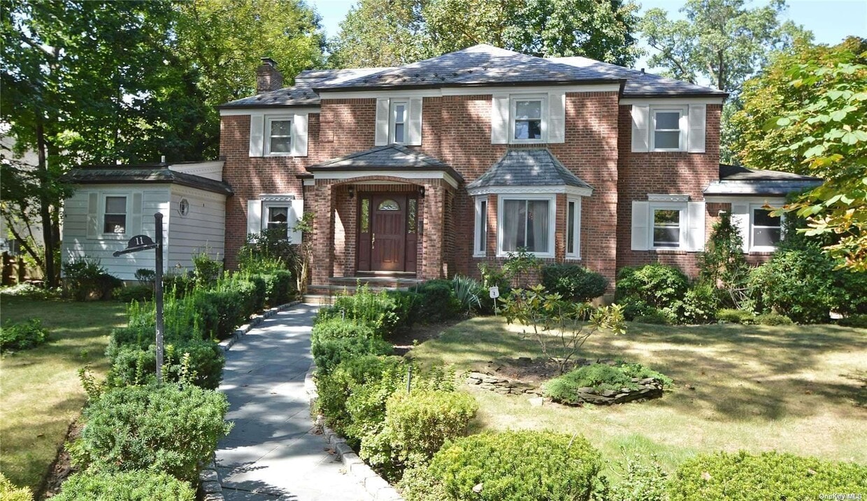 11 Woodland Pl, Great Neck, NY 11021 House Rental in Great Neck, NY