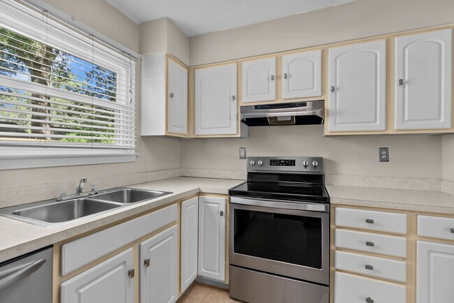 Building Photo - Great Location and Access to Interstate!