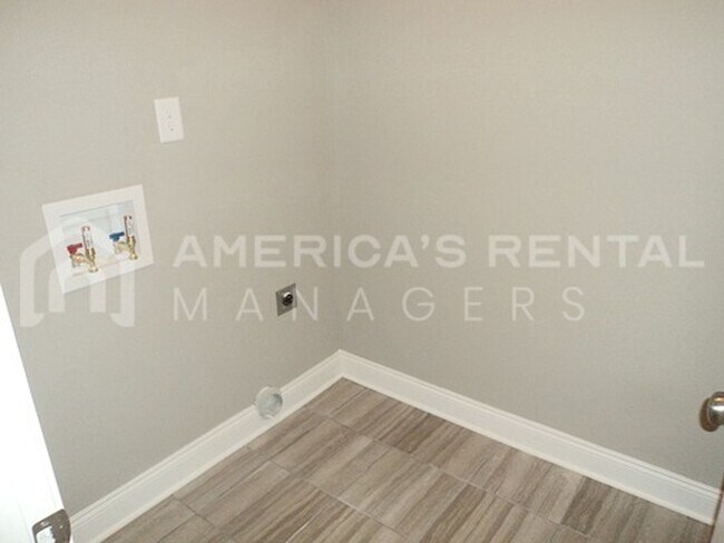 Foto del edificio - Home Available For Rent in Barretts Trace....
