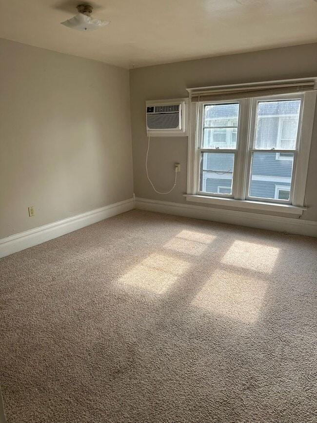 Building Photo - 619 Bowery St