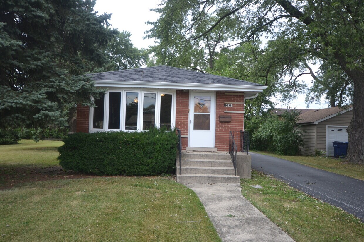 10926 S Neenah Ave, Worth, IL 60482 House for Rent in Worth, IL