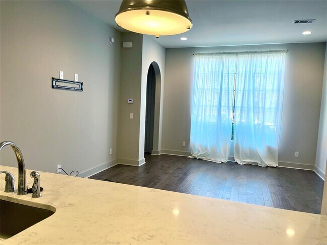 Foto del edificio - 4924 Upper James St