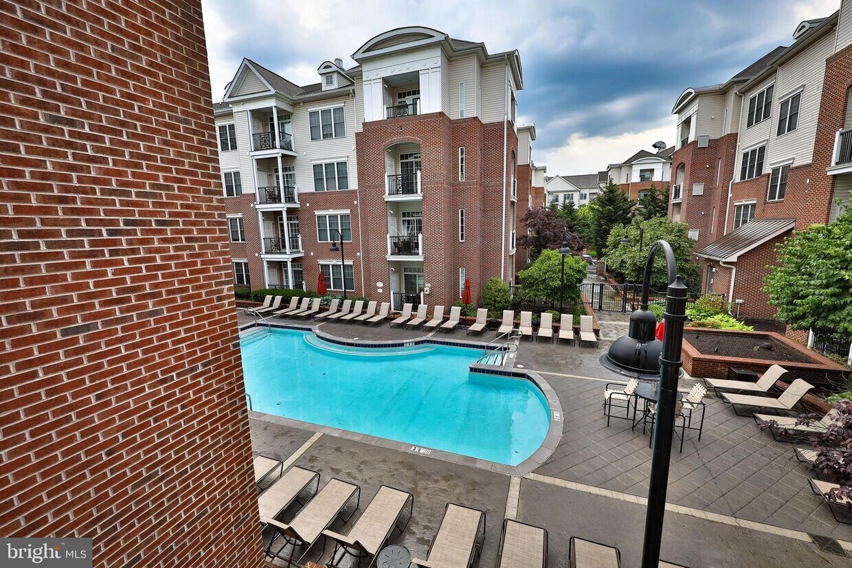 Foto principal - 350 W Elm St