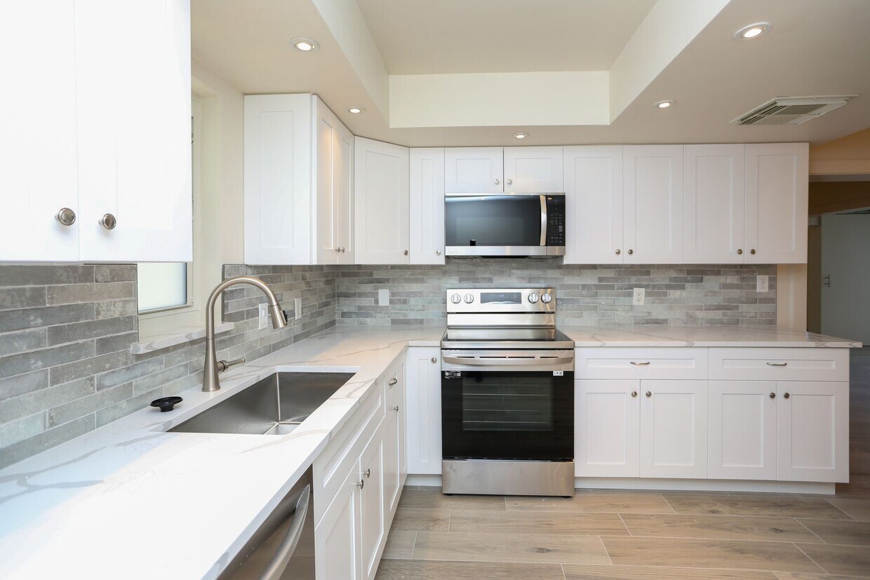 Primary Photo - ***BEAUTIFUL 3BDRM/2BATH NAPLES BATH AND T...