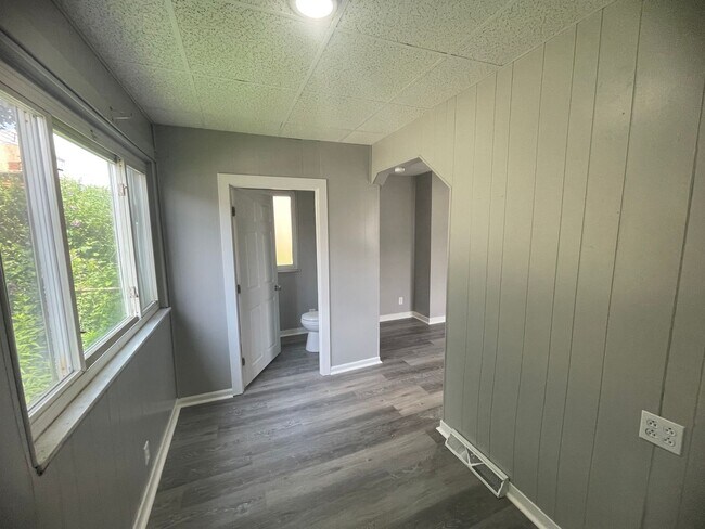 Building Photo - Charming 2-Bedroom, 1.5-Bath Home for Rent...