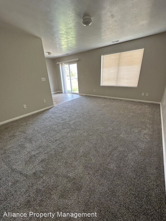 Foto del edificio - 3 br, 1.5 bath House - 460 W 7th Street