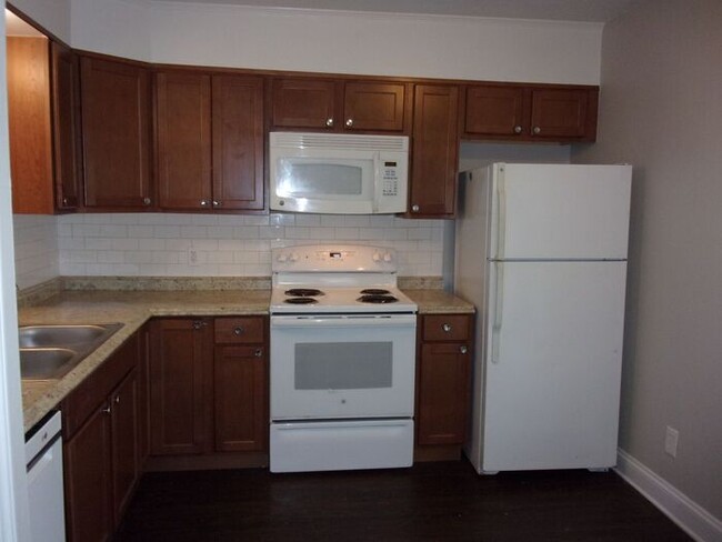 Building Photo - Recently Renovated 2 Bedroom 1 1/2 Bath To...