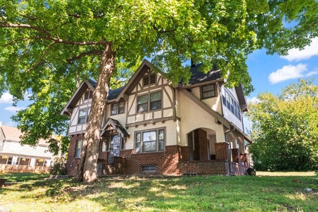 Building Photo - Charming 3-Bed Home Near UMKC with Hardwoo...