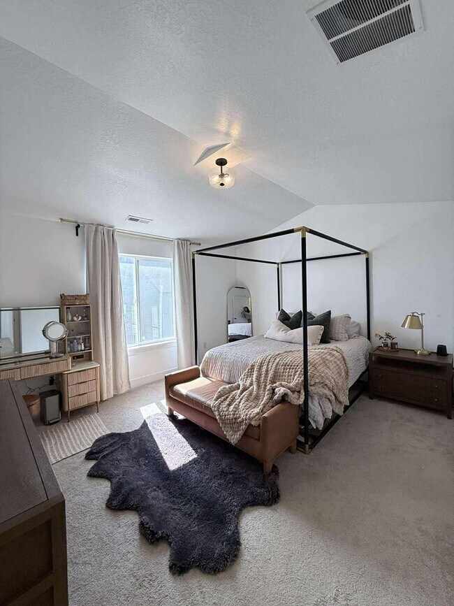 Foto del edificio - Spacious 4-Bedroom Home for Rent – Prime L...