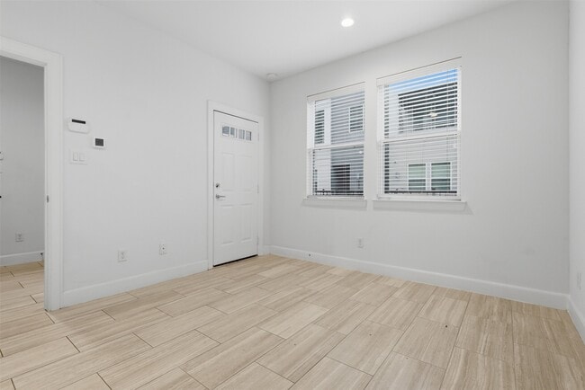 Building Photo - 2709 Clinton Dr