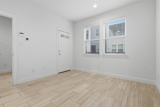 Foto del edificio - 2709 Clinton Dr