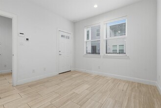 Building Photo - 2709 Clinton Dr