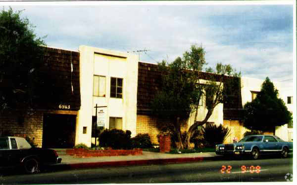 Foto del edificio - Whitsett Gardens