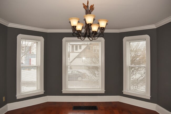 Building Photo - 533 W Gray St