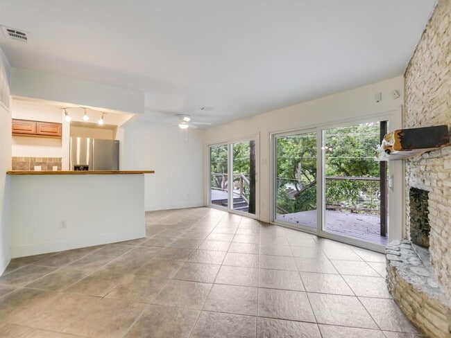 Building Photo - 2903 Edgewater Dr