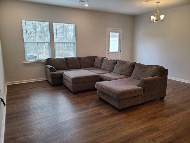 Foto del edificio - 806 Falls Grove Trl