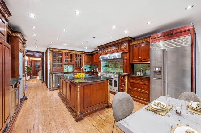 Building Photo - 313 W 71st St