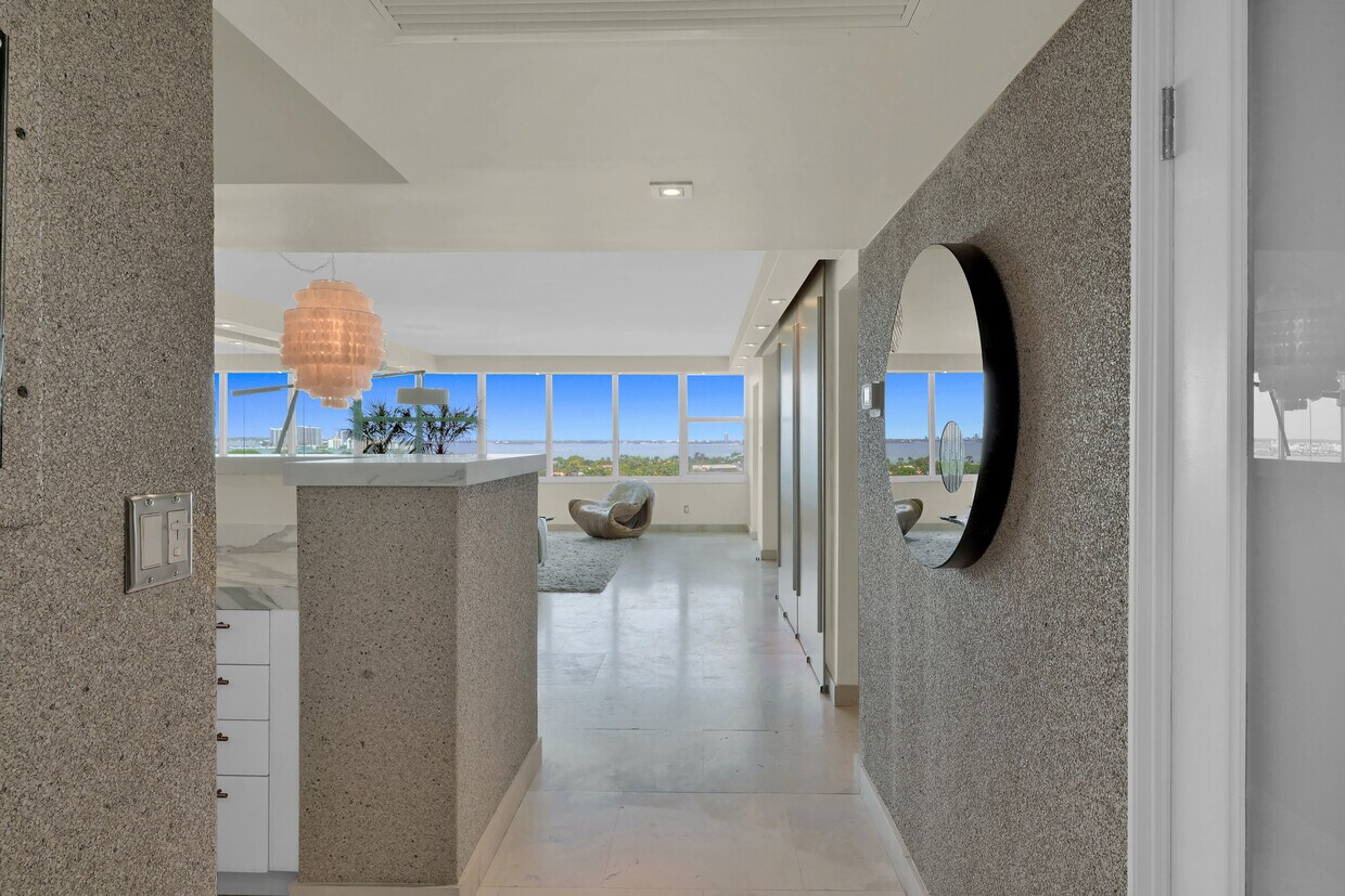 Foto principal - 5600 Collins Ave