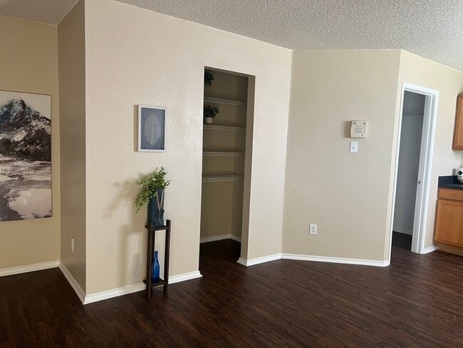 Building Photo - Move in ready in BURLESON 3/2/1 HOME