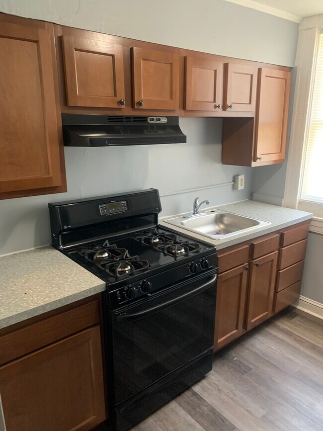 Building Photo - 2 Bed Central Air