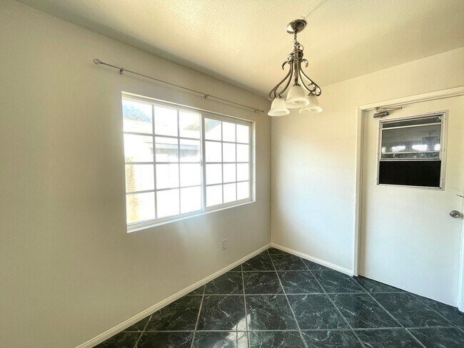 Foto del edificio - Newly painted Four Bedroom Two Bathroom Ho...