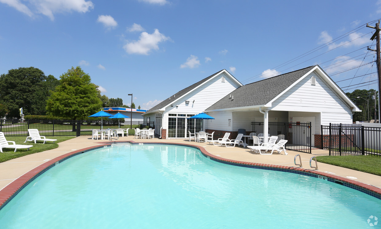 Primary Photo - College Square Townhomes Apartments