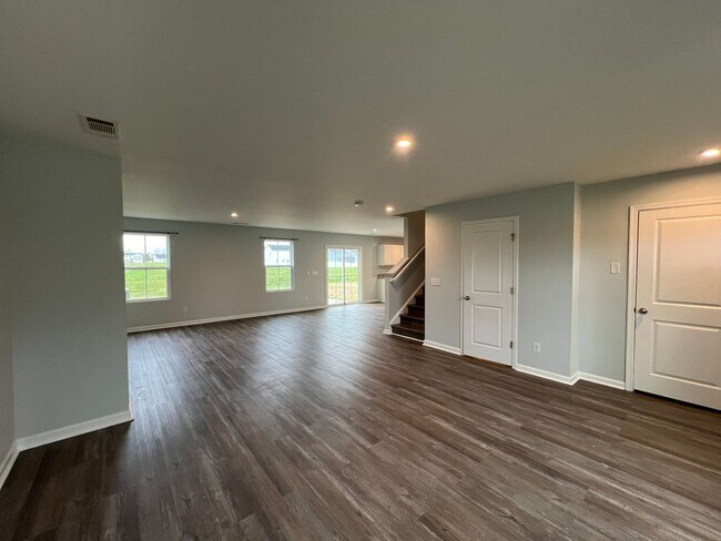 Building Photo - Spacious 4 Bedroom, 2.5 Bath Home plus Bon...