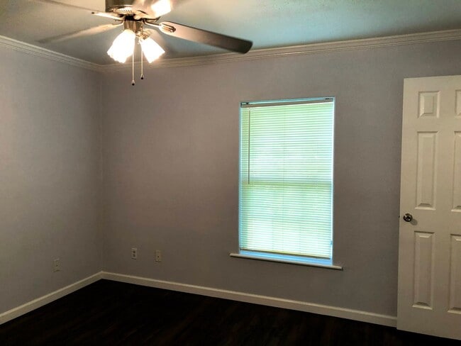 Building Photo - 140 Varsity Dr