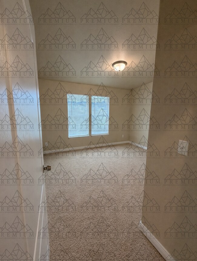 Building Photo - 3 Bedroom 2 Bathroom - Hood River