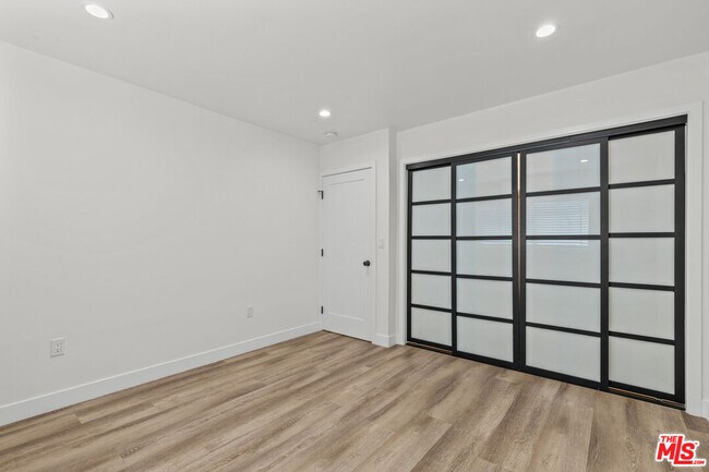 Foto del edificio - 6350 Willoughby Ave