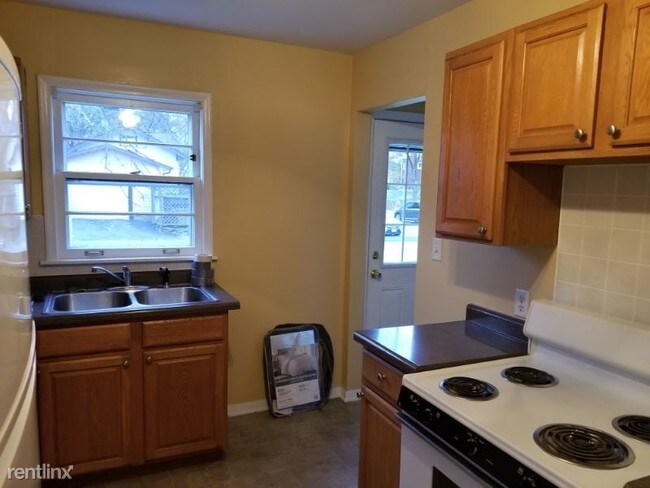 Foto del edificio - 4 br, 1 bath House - 235 Albert Steet South