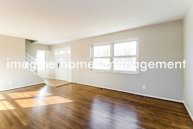 Foto del edificio - Fully renovated 4-Bedroom Home in the Fore...