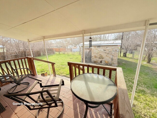 Foto del edificio - Spacious 5 Bedroom, 3 bath