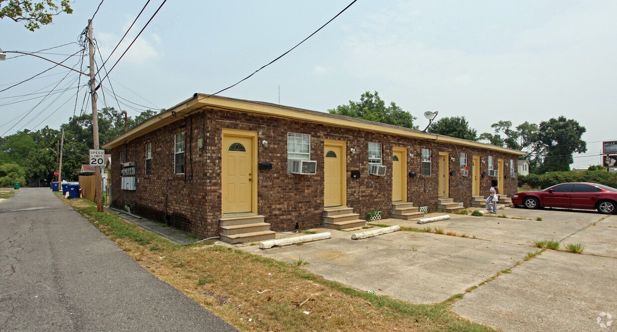 Primary Photo - 903-913 Burmaster St