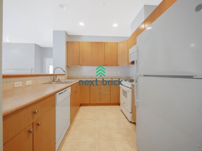 Building Photo - "Spacious 2-bedroom, 2 bathrooms in Prime Renton Location!"